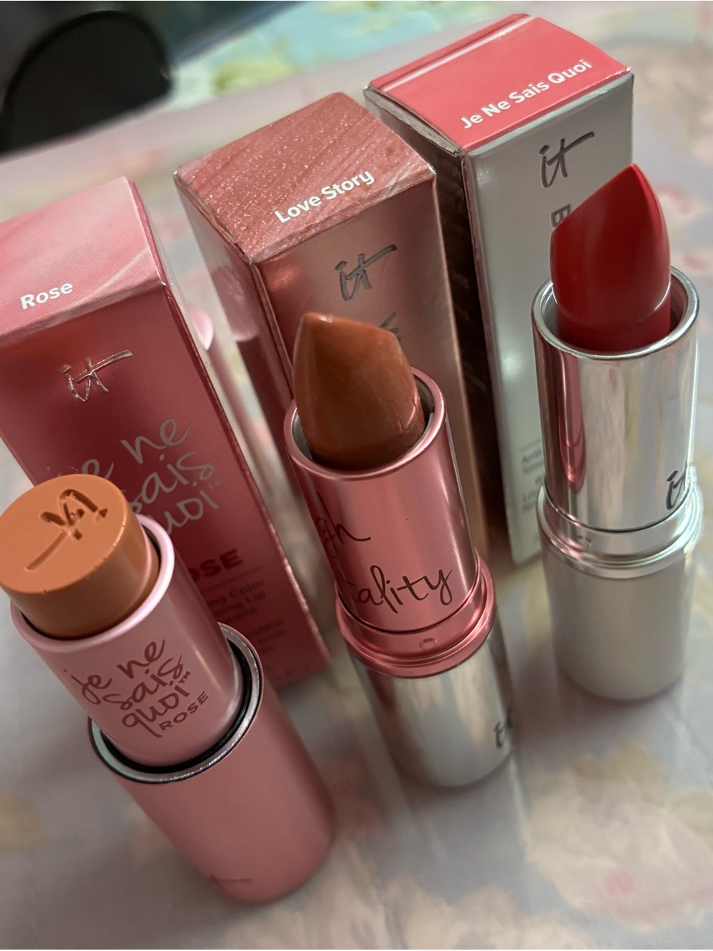 it cosmetics Je Ne Sais Quoi Rose + Vitality Lip Flush & Blurred Lines Trio - Picture 2 of 3